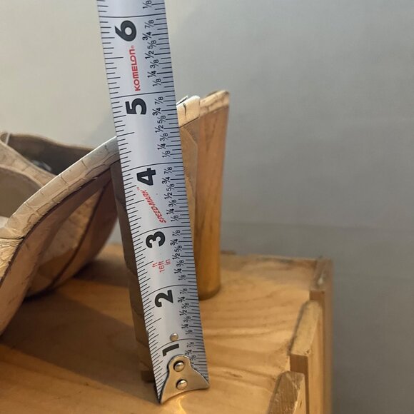 Stuart Weitzman Size 8.5 Beige Croc Embossed Leather Peep Toe Platform Mule - Picture 8 of 15